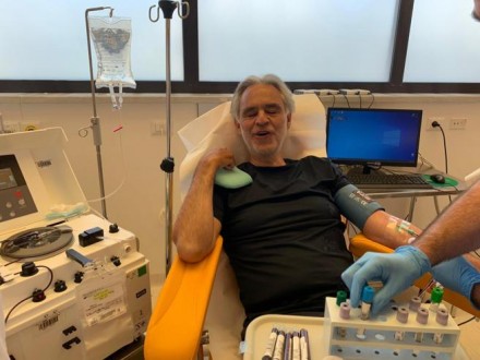 Andrea Bocelli dona il plasma dopo aver sconfitto il Covid